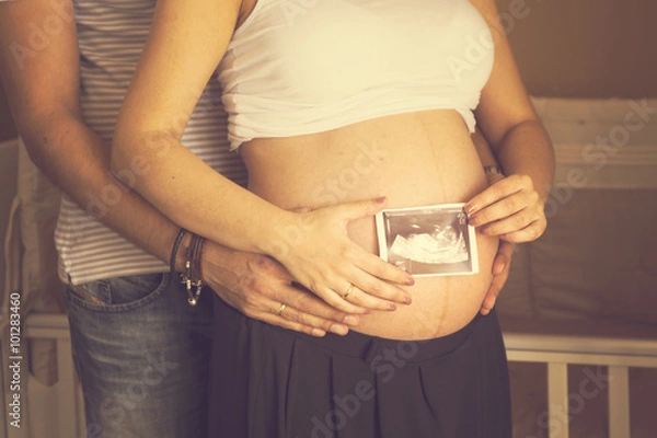 Fototapeta padres con ecografía de bebe