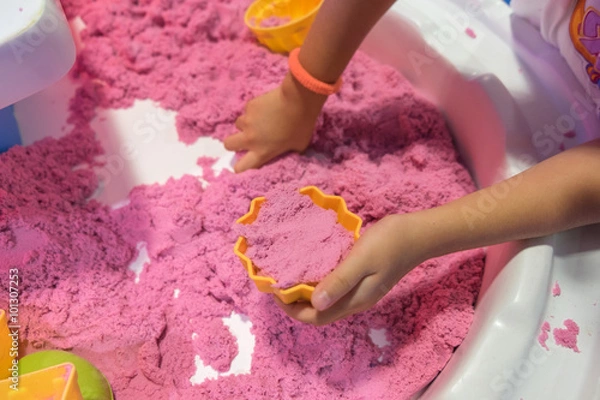 Obraz kid playing kinetic sand