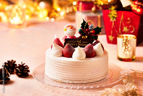 Obraz クリスマスケーキ、ガラス製のお皿に生クリームとイチゴのケーキ黄金に輝く贅沢なイメージ