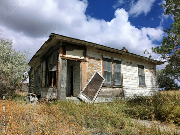 Obraz Abandoned prairie shack with broken windows and door - landscape photo