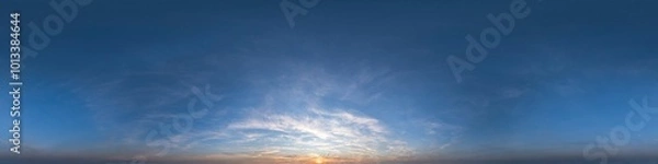 Fototapeta Nahtloses Panorama mit blauem Abendhimmel 360-Grad-Ansicht mit schönen Wolken, untergehender Sonne - zur Verwendung in 3D-Grafiken als Himmelskuppel oder zur Nachbearbeitung von Drohnenaufnahmen