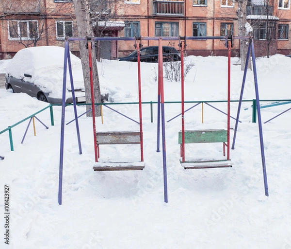 Fototapeta Качели во дворе перед домом зимой