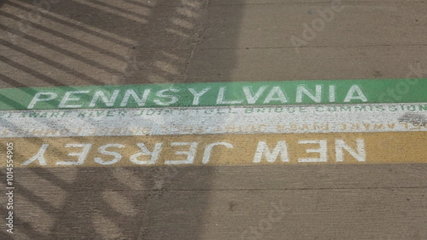 Obraz The border line sign between the Pennsylvania state and New Jersey state on the bridge