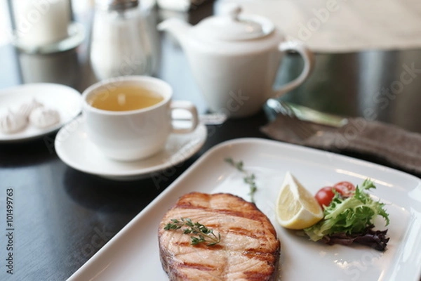 Fototapeta Стейк с лососем и чай на столе
