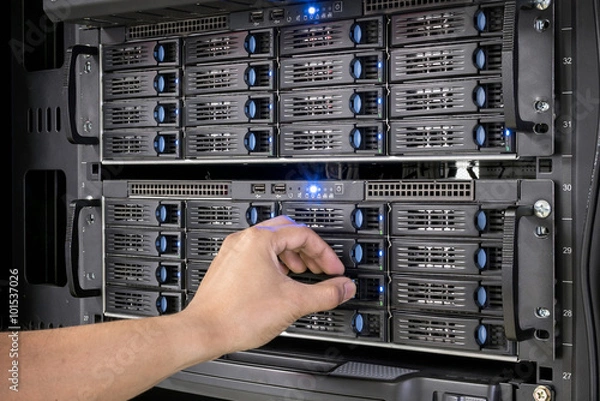 Obraz man maintenance hardisk on network attached storage (NAS)