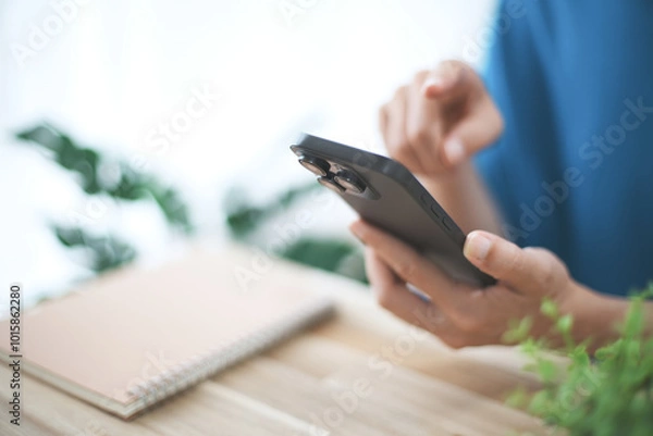 Fototapeta スマホを操作する女性の手元