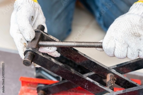 Obraz The scissor jack threads were broken, repair motorcycle lift tables in garage