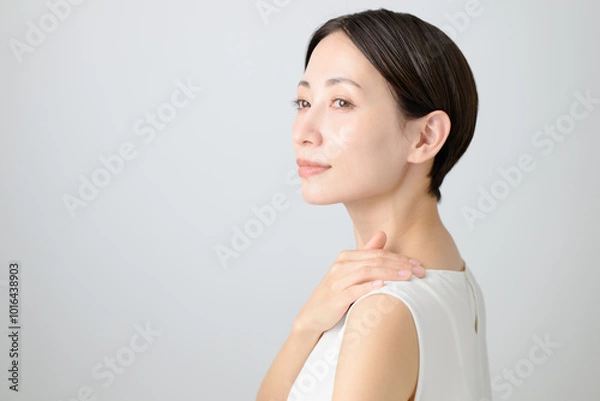 Fototapeta ミドル女性　ビューティー　スキンケア