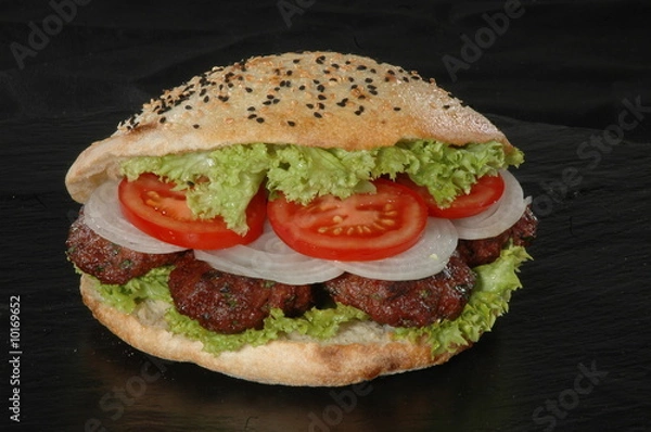 Fototapeta Frikadellen im Fladenbrot (klopsik między chlebem)