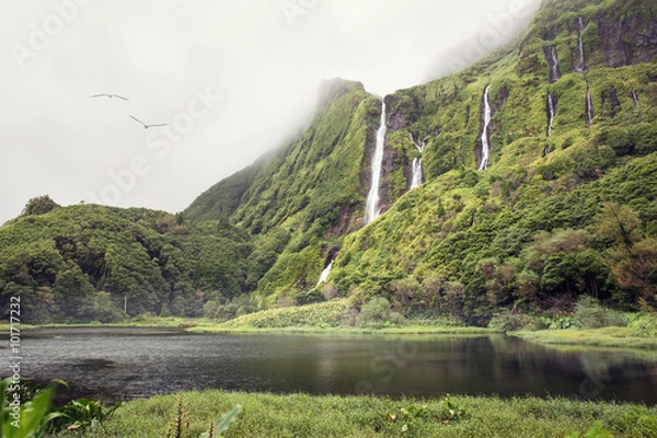 Fototapeta Unberührter Wasserfall im Grünen