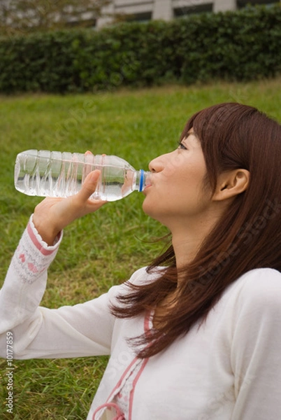 Fototapeta ペットボトルの水を飲む女性