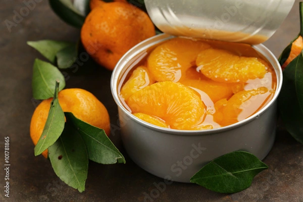 Obraz naturalna organiczna mandarynka w puszce (pomarańcza) w syropie