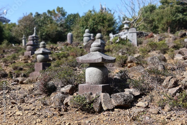 Obraz 朝熊山山頂の経塚群 伊勢西国三十三所観音霊場1