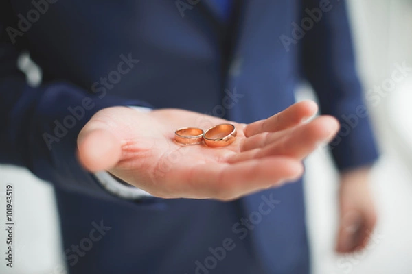 Fototapeta рука с обручальными кольцами