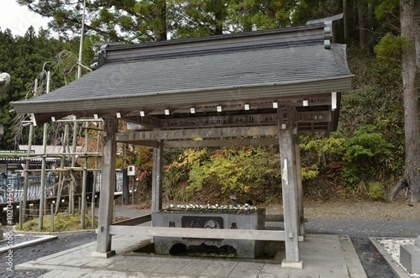 Fototapeta 世界遺産・高野山奥の院、弘法大師御廟に通じる参道（中の橋側）入り口の手水舎です。御廟へは一の橋から2キロ、中の橋から1．3キロです。何百年も経た老杉・20万基を超える供養塔・墓碑・霊屋のなかを進みます。