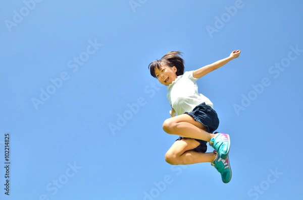 Obraz 青空でジャンプする女の子
