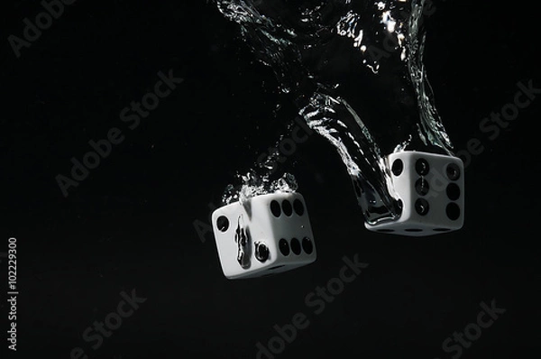 Obraz Kości wpadające w wodę. Na czarnym tle.
