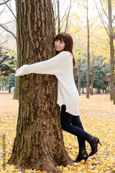 Obraz 木の幹に抱きつきいている女性