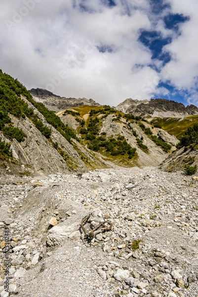 Fototapeta Ofenpass, Val dal Botsch, Ova da val dal Botsch, Bergbach, Piz dal Fuorn, Piz da Botsch, Schotter, Föhren, Wanderweg, Geröll, Gämse, Steinbock, Nationalpark, Alpen, Zernez, Herbst, Schweiz