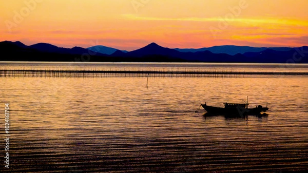 Obraz 有明海の夕焼けと漁船。海苔養殖の風景