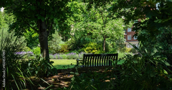 Fototapeta London - 06 15 2022: Cadogan Pl Garden View