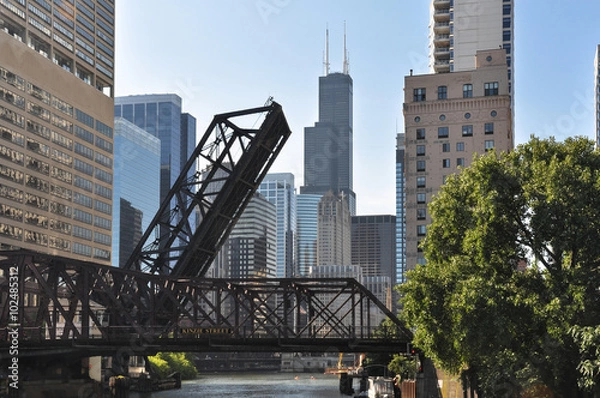 Fototapeta  View of the movable bridge over the Chicago River in Chicago, Illinois