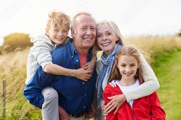 Obraz Dziadkowie z dziećmi na spacer po okolicy
