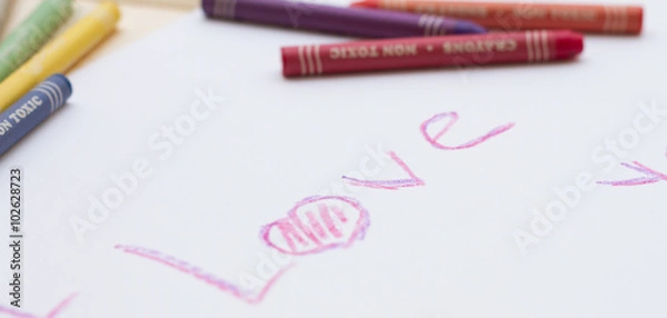 Obraz Разноцветные пастельные мелки (карандаши) и надпись на белом листе бумаги на английском "I love you"  