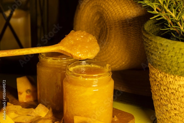 Obraz Mermelada  de melocotón casera natural ecológica, rellenando con cuchara de madera los tarros de conservas, 