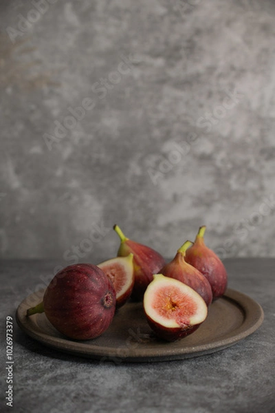Obraz お皿に盛られた秋が旬のイチジク。1つはカットされている