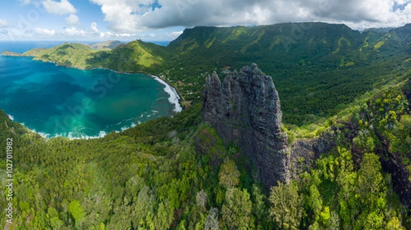 Fototapeta magnifique vue aérienne de la vallée de HATIHEU sur l'ile de NUKU HIVA dans l'archipel des marquises en polynésie francaise 