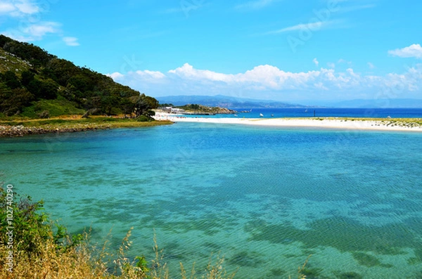 Fototapeta Blue and shallow lake, located between the Faro island and the Monteagudo Island (Islas Cies, Galicia, Spain)
