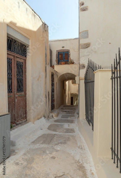 Obraz Narrow alley in the Venetian castle of Emporio, Santorini island, Greece