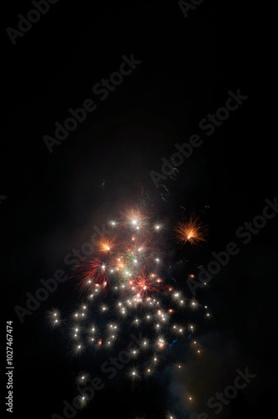 Obraz 夏祭りの花火大会。打ち上げ花火のイメージ。