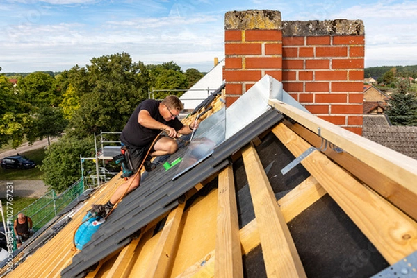 Obraz Ein Dach wird neu gedeckt. Unterkonstruktion mit Weichfaserplatten, Dachlatten, Dachziegel, Abdichtung der Schornsteine