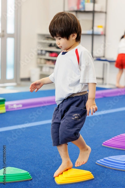 Fototapeta 体操教室で運動する男の子