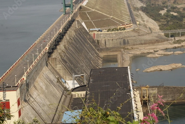 Obraz Hirakud Dam is built across the Mahanadi River in Sambalpur in the state of Odisha in India. It is the longest earthen dam in the world. Behind the dam extends a lake, Hirakud Reservoir, 55 km (34 mi)