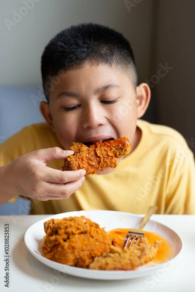 Obraz boy eating fried chicken.