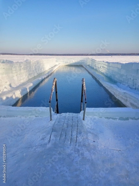 Obraz Бассейн для зимнего купания в России. Пейзаж. Снег, поле и лес вокруг.