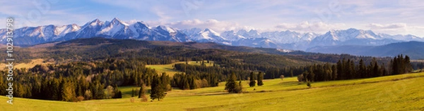 Fototapeta Panorama ośnieżonych Tatr wiosną południowej Polski