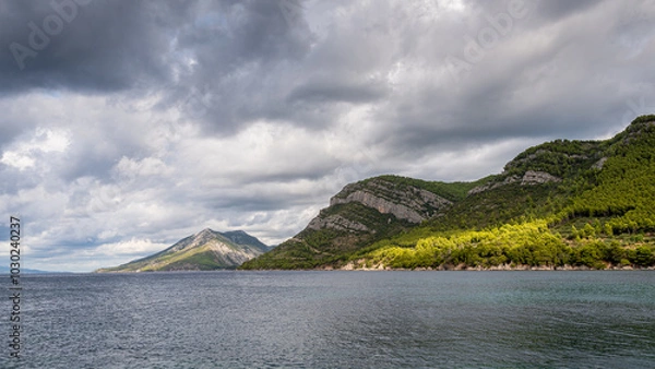 Obraz Panorama przedstawiająca górzyste wybrzeże półwyspu Pelješac wykonana na plaży w miejscowości Žuljana 