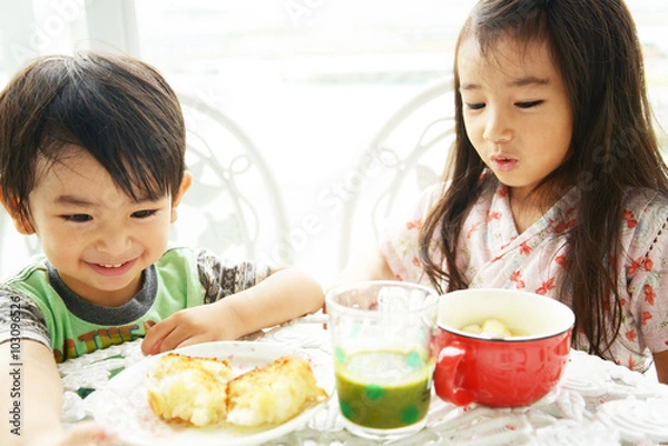 Obraz 朝食中の姉弟