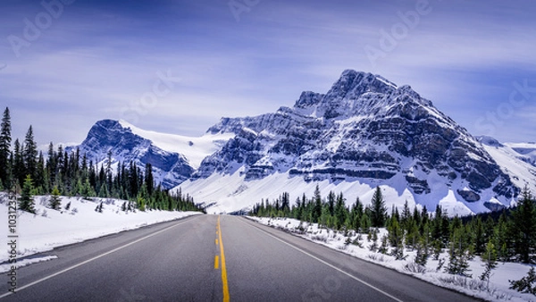 Obraz The Icefields Parkway, one of the most scenic drives in the world, winds through the heart of the Canadian Rockies in Jasper and Banff National Parks. This photo was taken in early May 2024.