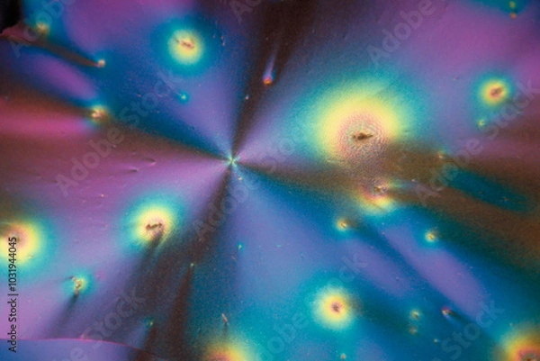 Obraz Vitamin C crystal under the microscope using polarised light