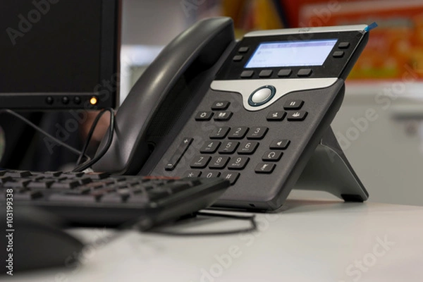 Obraz telefon ip i komputer na biurku