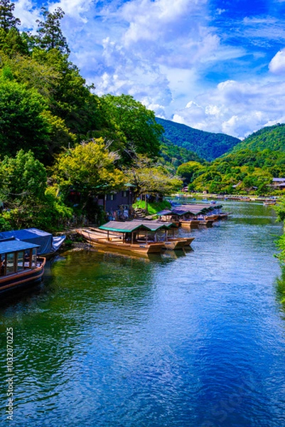 Obraz 日本の美しい京都の風景。山、川、橋、木々。