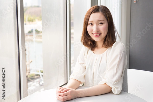 Obraz テーブルの前に座る女性