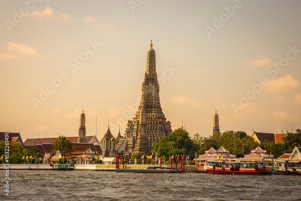 Fototapeta Wat Arun with the Chao Phraya River in front of it is a popular destination for tourists around the world. Bangkok Thailand