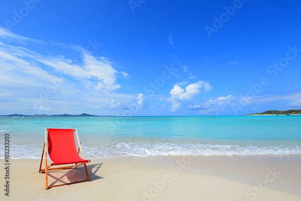 Fototapeta 沖縄の美しい海とビーチチェア