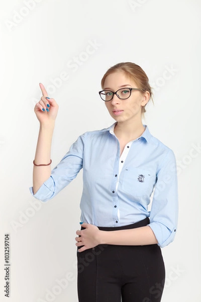Fototapeta Деловая девушка в рубашке указывает пальцем